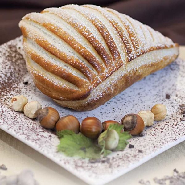 Il classico panzerotto al cioccolato: un doppio strato di sfoglia che racchiude all'interno un ripieno di crema di cioccolato e nocciole. Spolverare con zucchero a velo per avere un tocco di magia in più!