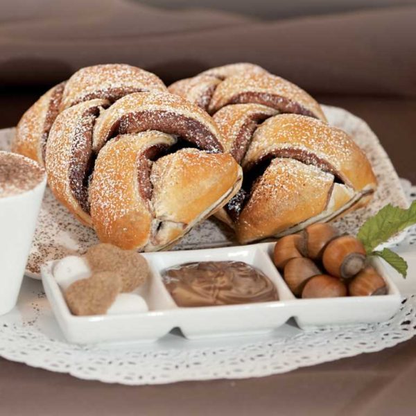 Sfoglia intrecciata con farcitura di goloso cioccolato e crema di nocciole.