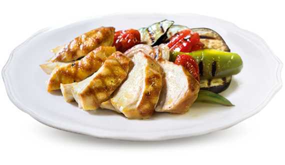 Preparazione gastronomica a base di petto di pollo con verdure grigliate.