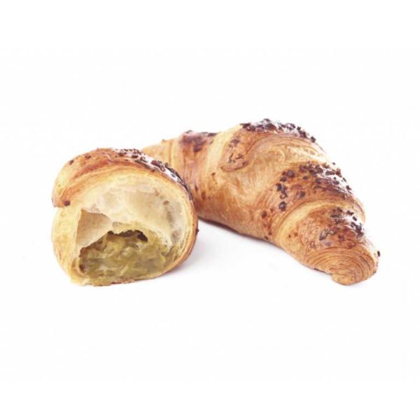 Delicato croissant farcito da punta a punta con crema al pistacchio e guarnito con granella di semi di zucca caramellati