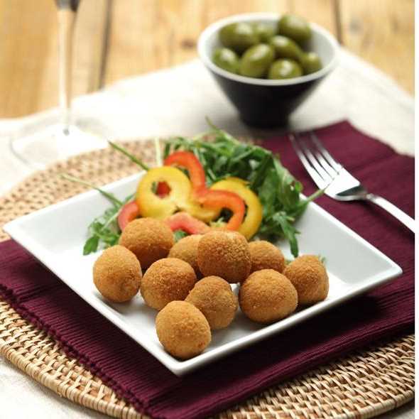 Selezionate olive verdi giganti farcite con ripieno di carne