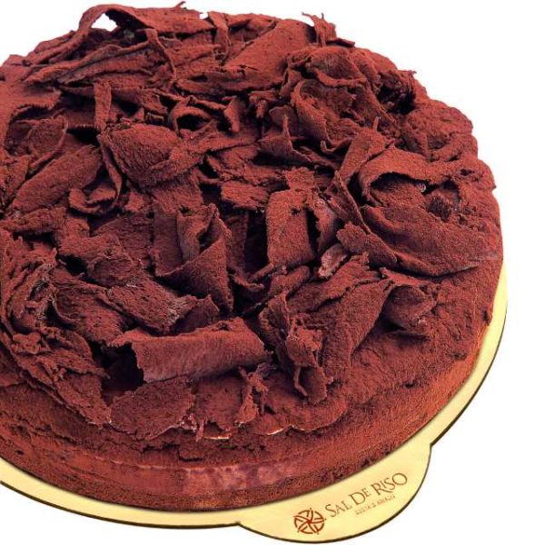 Pan di spagna al cacao bagnato con liquore e farcito con mousse di cioccolato fondente