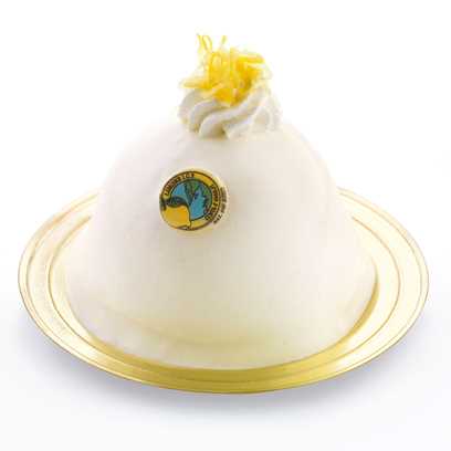 Pan di Spagna con crema pasticcera al succo di limone e ricoperto con una salsa profumata con bucce di “limoni Costa di Amalfi IGP”. Monoporzione.
