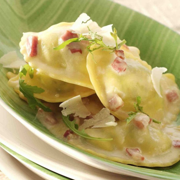 Panzerotti di sfoglia con ripieno di spinaci e ricotta.
