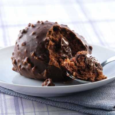 Pan di Spagna al cacao farcito con crema alla nocciola e ricoperto con cioccolato al latte e nocciole