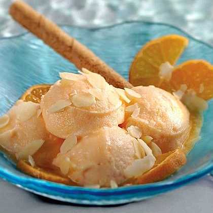 Vaschetta di gelato mantecato al gusto di mandarino. Vaschetta grande