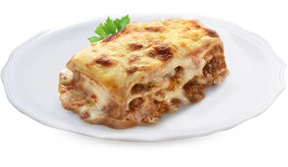 Lasagne alla bolognese con ragù di carne bovina e besciamella.