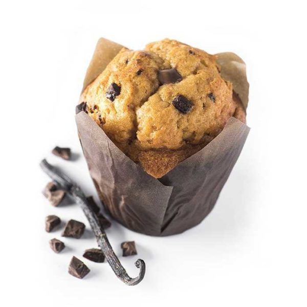 Muffin con impasto alla stracciatella e pezzi di cioccolato all'interno.