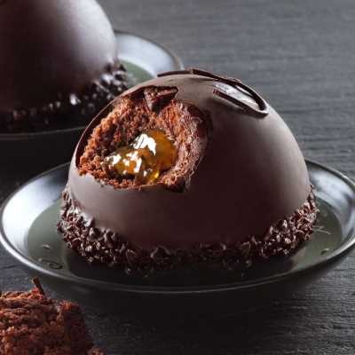 Semisfera di Pan di Spagna al cacao con farcitura all’albicocca ricoperto con cioccolato