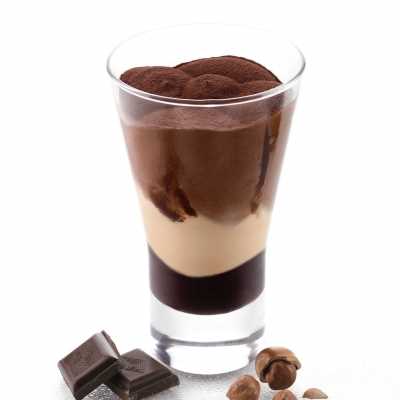 Gelato alla nocciola e cioccolato amaro con fondo cremoso al cioccolato. Servito in coppa di vetro.
