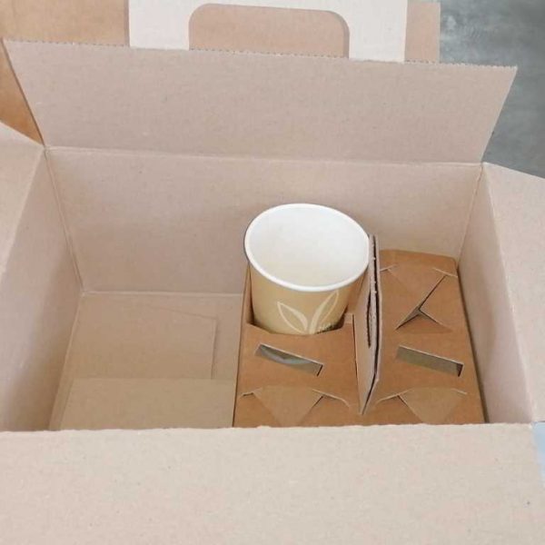 Bauletto e cestino in carta per il take away. Dimensioni: 28x20x14cm. Prodotto con carta ideale per il trasporto alimenti.