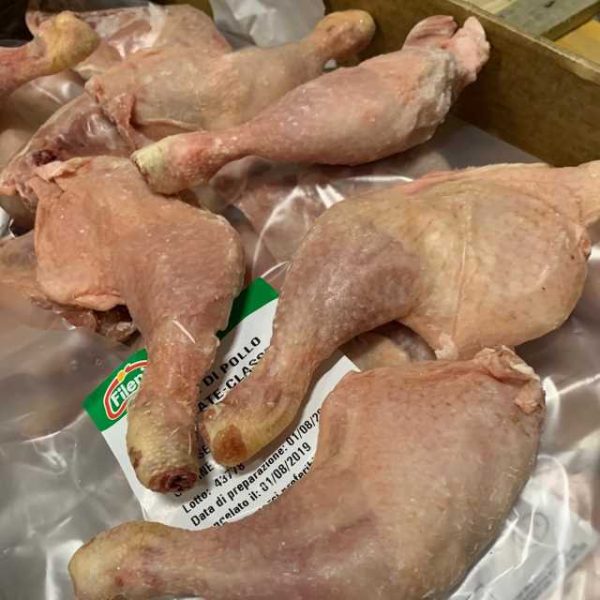 Coscia di carne di pollo allevato senza l'uso di antibiotici. Cosce a peso variabile tra 180 e 210 grammi. N.B. prodotto a Peso Variabile.