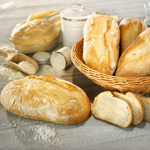 Pane lungo con mollica soffice e crosta croccante.